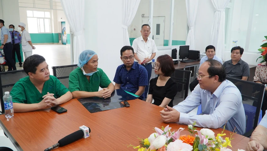 Lãnh đạo Thành ủy TP.HCM thăm, động viên nạn nhân vụ gãy nhánh cây trong công viên Tao Đàn -gay-nhanh-cay-cong-vien-tao-dan.jpg