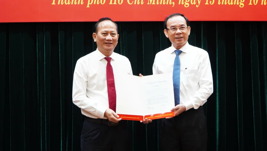 Bí thư Thành ủy TP.HCM Nguyễn Văn Nên trao quyết định điều động Bí thư huyện Bình Chánh và huyện Hóc Môn nhận nhiệm vụ mới.
