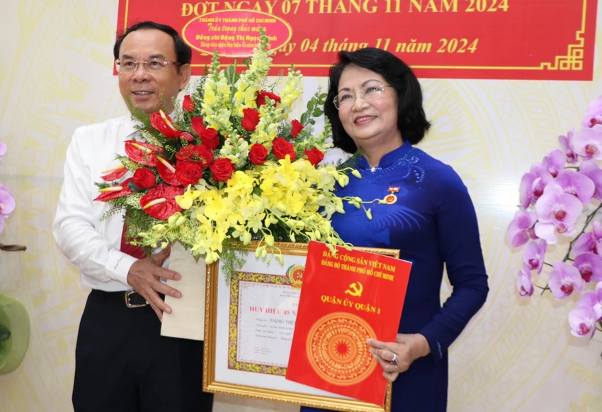 Nguyên Phó chủ tịch nước Đặng Thị Ngọc Thịnh nhận huy hiệu 45 năm tuổi Đảng-Bi-thu-Nguyen-Van-Nen-trao-huy-hieu-dang-Pho-chu-tich-nuoc-dang-thi-ngoc-thinh.jpg