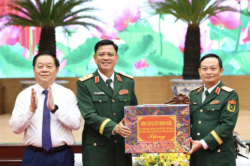 tong-bi-thu-tham-bo-tu-lenh-quan-khu-74.jpg