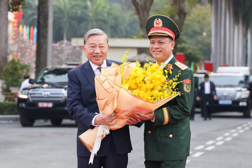 tong-bi-thu-tham-quan-khu-7.jpg