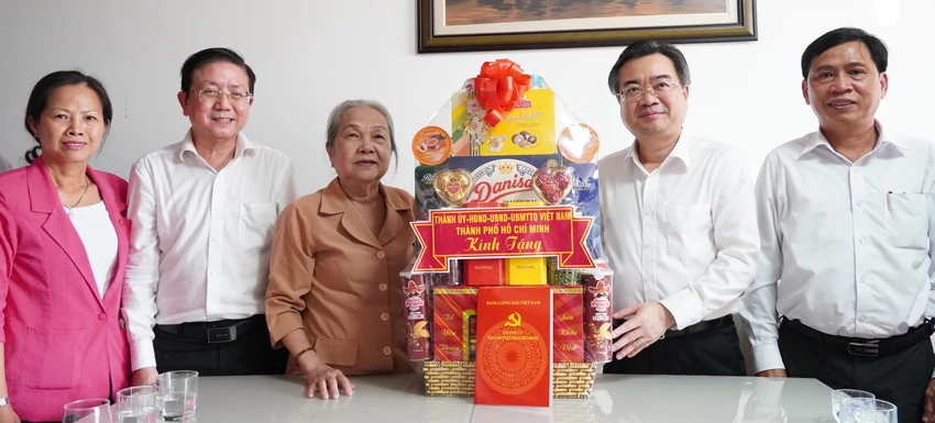 Lãnh đạo Thành ủy TP.HCM thăm, tri ân cán bộ, chiến sĩ làm nên Đại thắng mùa Xuân năm 1975-lanh-dao-thanh-uy-tphcm-tham-chien-si-dai-thang-mua-xuan-1975-50-nam-ngay-giai-phong-mien-nam3.jpg