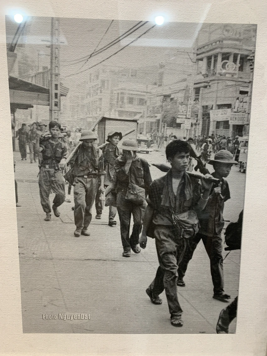 nguoi-chup-anh-duong-pho-sai-gon-ngay-30-4-197511.JPG