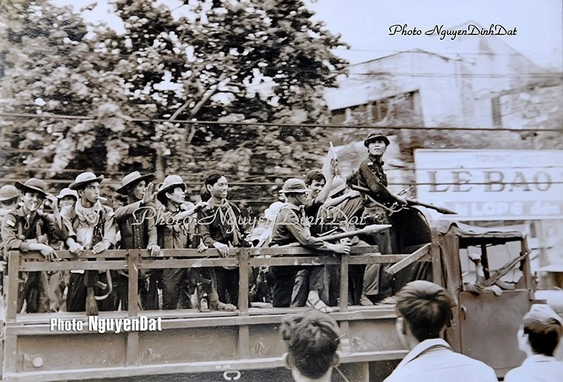 nguoi-chup-anh-duong-pho-sai-gon-ngay-30-4-197513.jpg