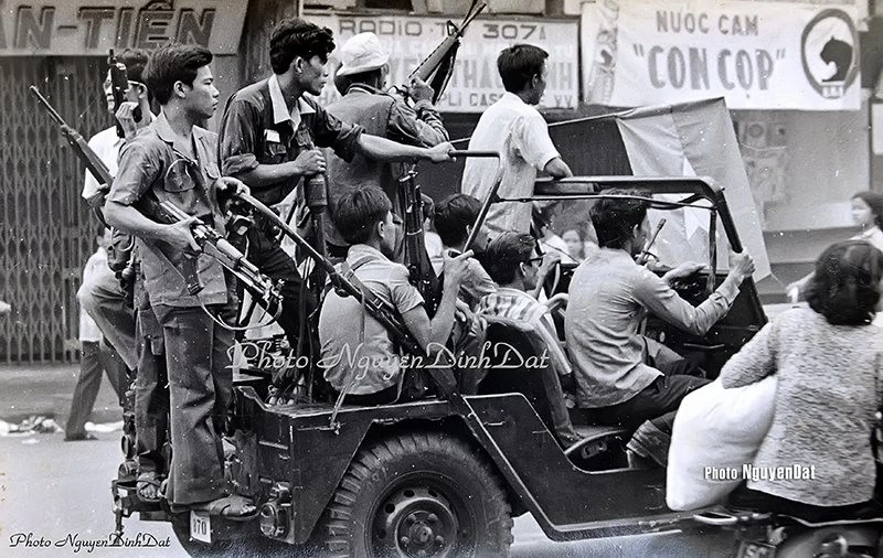 nguoi-chup-anh-duong-pho-sai-gon-ngay-30-4-19756.jpg