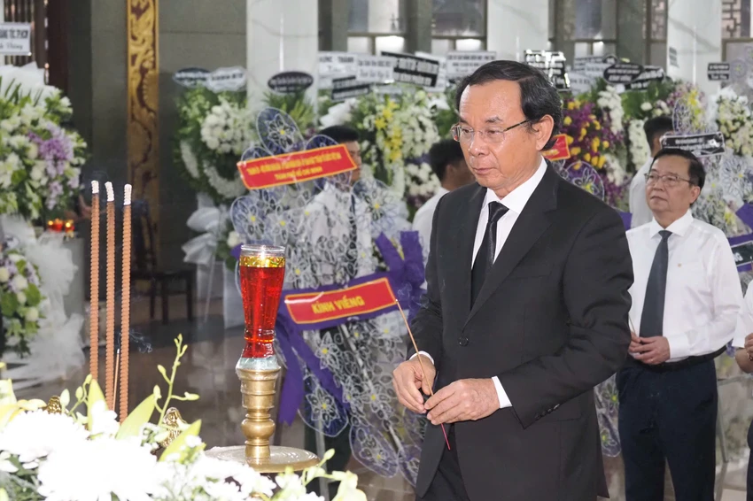 Bí thư Thành ủy TP.HCM Nguyễn Văn Nên viếng GS-TS Đặng Lương Mô.jpg