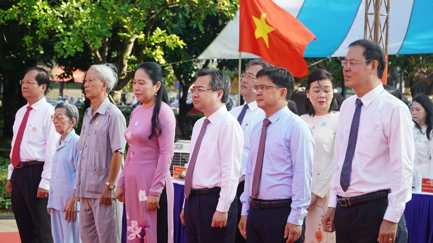 Phó Bí thư Thường trực Thành ủy TP.HCM Nguyễn Thanh Nghị trao Huy hiệu Đảng cho 15 Đảng viên-trao-huy-hieu-dang2.JPG