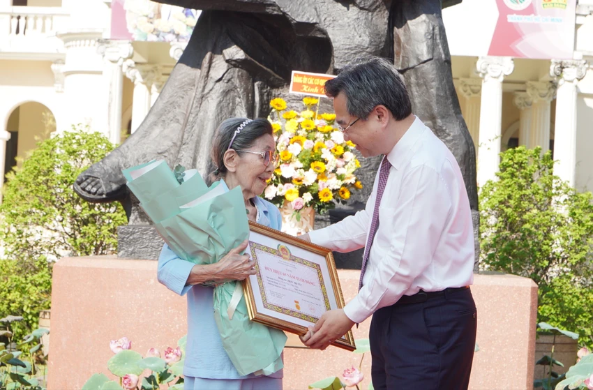 trao-huy-hieu-dang3.JPG