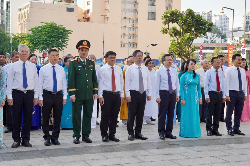 Lãnh đạo TP.HCM dâng hương tưởng nhớ Chủ tịch Hồ Chí Minh -dang-huong-chu-tich-ho-chi-minh4.jpg