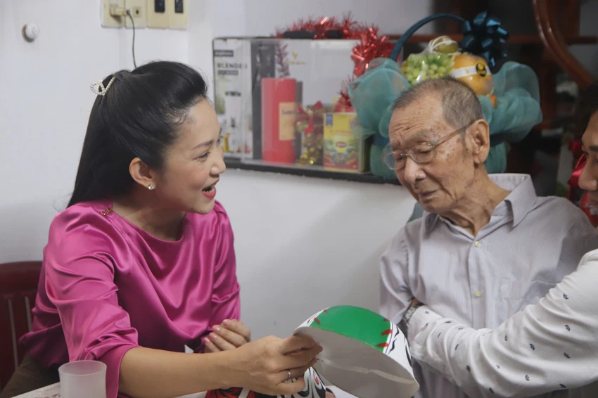 Lãnh đạo TP.HCM thăm NSND Đinh Bằng Phi và NSND Thanh Tuấn -lanh-dao-tphcm-tham-van-nghe-si.jpg