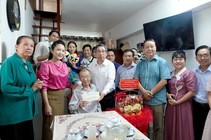 Lãnh đạo TP.HCM thăm NSND Đinh Bằng Phi và NSND Thanh Tuấn -lanh-dao-tphcm-tham-van-nghe-si-tieu-bieu2.jpg