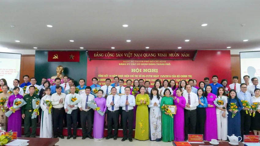 TP.HCM tuyên dương 102 cá nhân, tập thể học tập và làm theo Bác-phong-cach-ho-chi-minh (2).jpg