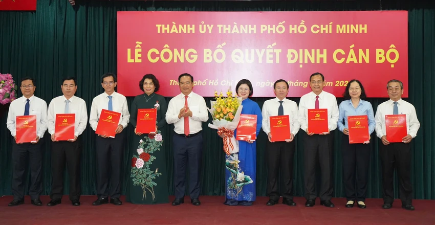 thanh-uy-tphcm-trao-nhan-su-cac-ban-dang (3).jpg