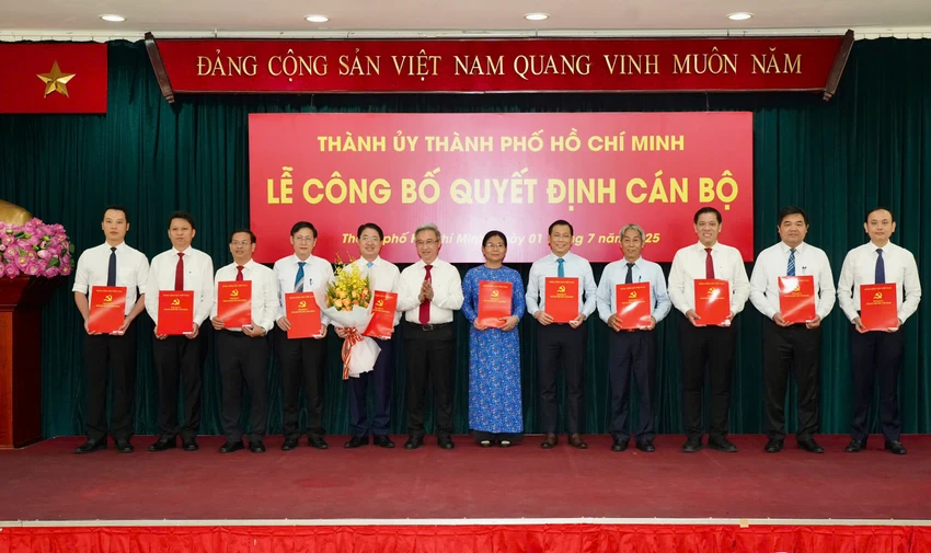thanh-uy-tphcm-trao-nhan-su-cac-ban-dang (6).jpg