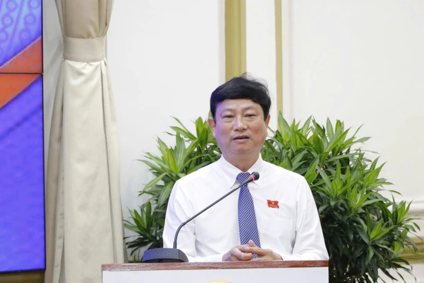 thuong-truc-HDND-TPHCM-trao-nhan-su.jpg