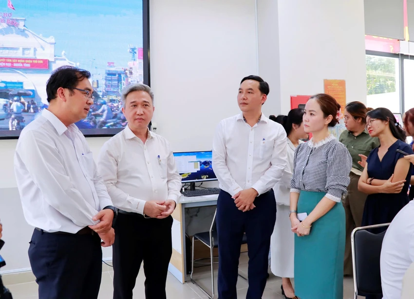 Khảo sát phường Thủ Đức, Phó Bí thư Thành ủy TP.HCM Đặng Minh Thông hỏi về thủ tục hành chính phi địa giới -thu-tuc-hanh-chinh-Pho-bi-thu-thanh-uy-tp (122).jpg