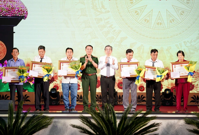 ba-me-viet-nam-anh-hung-tphcm.jpg