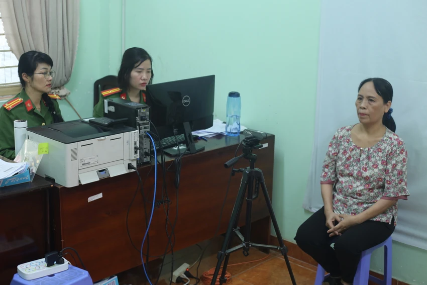 Hỗ trợ hơn 216,8 tỷ đồng cho Công an TP.HCM để mua sắm trang thiết bị phục vụ chuyển đổi số-cong-an-tphcm-doi-the-dang-vien-tang-nhon-phu (2).JPG