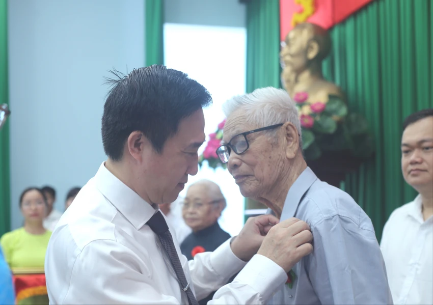 Phó Bí thư Thành ủy TP.HCM Đặng Minh Thông trao Huy hiệu Đảng cho đảng viên phường Thủ Đức-trao-huy-hieu-dang12.JPG