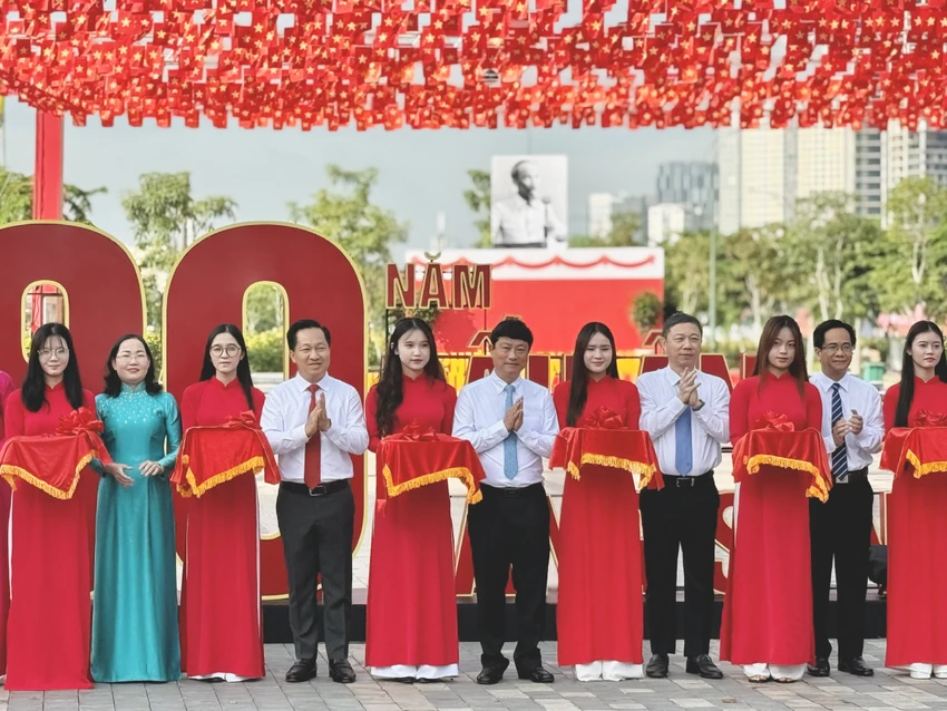 Chủ tịch HĐND TP.HCM Võ Văn Minh trao huy hiệu đảng cho 75 đảng viên phường An Khánh-trao-huy-hieu-dang-an-khanh (5).jpg
