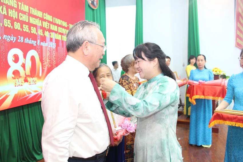 Phó Bí thư Thành ủy TP.HCM Đặng Minh Thông trao Huy hiệu Đảng cho đảng viên phường Thủ Đức-trao-huy-hieu-dang16.JPG