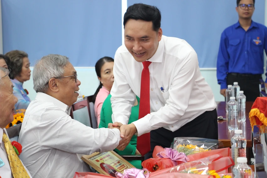 trao-huy-hieu-dang17.JPG