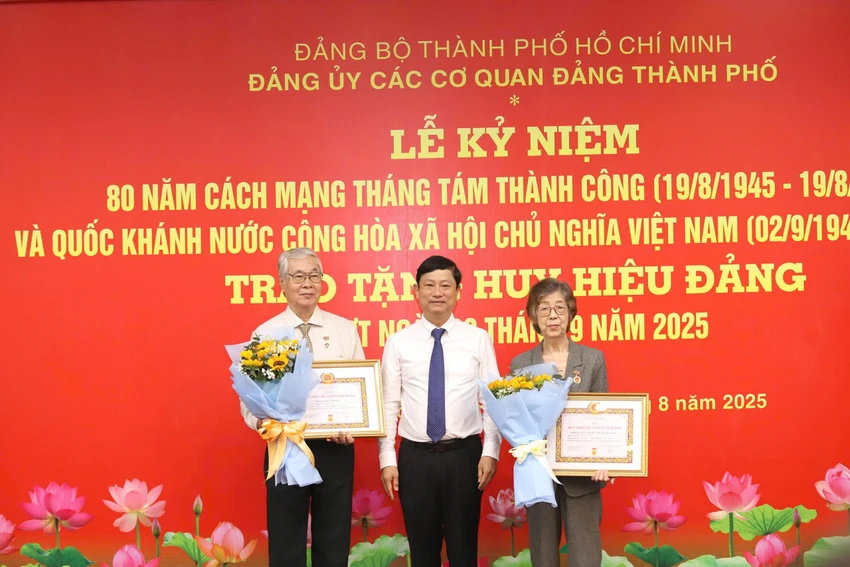 Đảng ủy các cơ quan Đảng TP.HCM trao huy hiệu đảng 30 đảng viên-dang-uy-cac-co-quan-dang-tphcm-huuy-hieu-dang.jpg