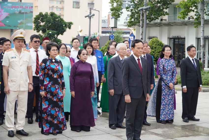 dang-huong-chu-tich-ho-chi-minh (5).JPG