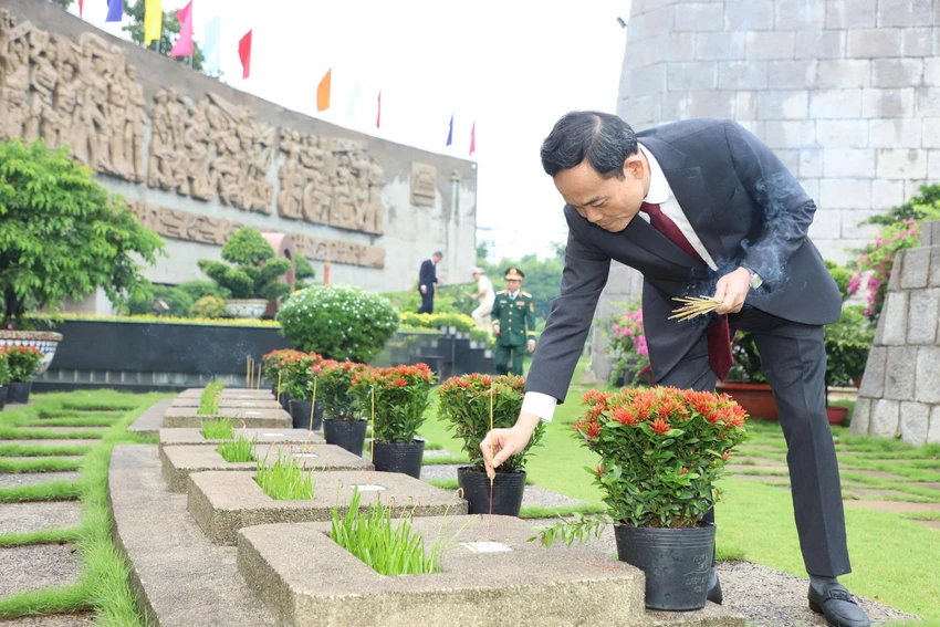 lanh-dao-tphcm-dâng-huong-dang-hoa-dip-2-9 (4).jpg