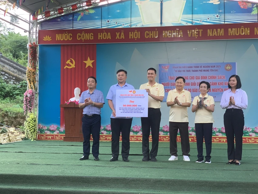 Đoàn đại biểu trí thức TP.HCM với hành trình về nguồn đến vùng địa đầu thiêng liêng của tổ quốc-doan-dai-bieu-tri-thuc-tphcm-ve-nguon (13).jpg