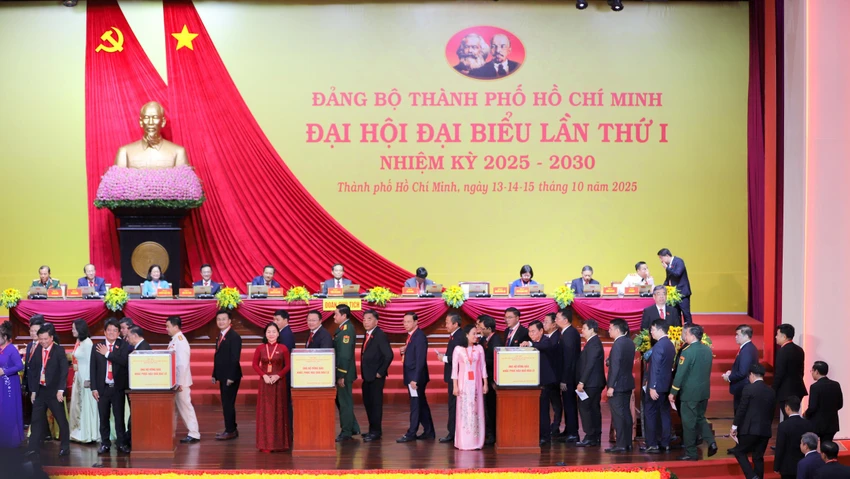 Đại biểu dự Đại hội Đảng bộ TP.HCM ủng hộ đồng bào thiệt hại do mưa lũ-dai-hoi-dang-bo-tphcm-ung-ho-dong-bao-lu-lut (22).jpg