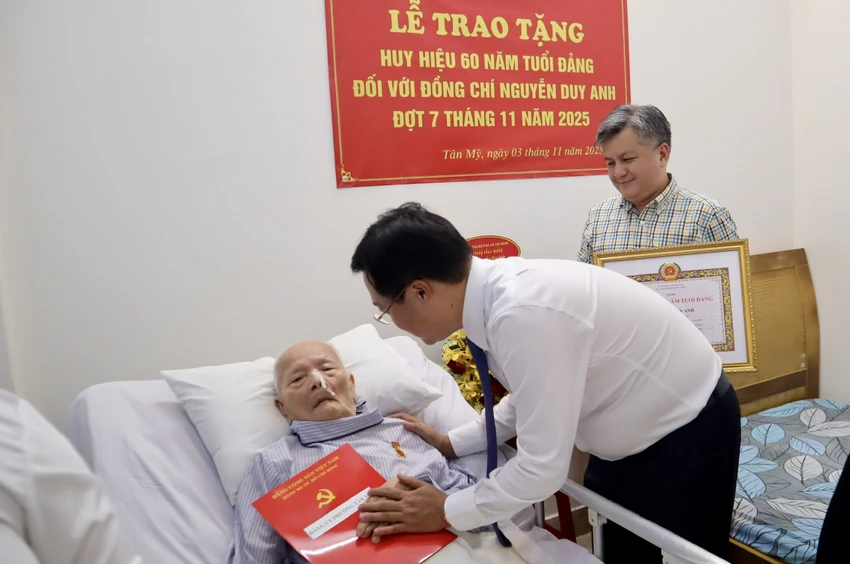 trao-huy-hiue-dang-tpchm.jpg