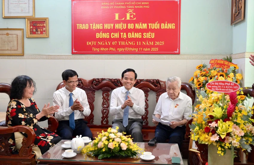 trao-huy-hiue-dang-tpchm (3).jpg