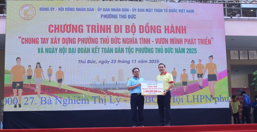 phuong-thu-duc-ung-ho-mien-trung12.JPG