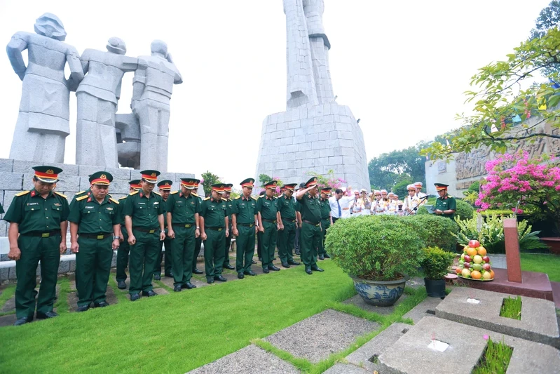 Đảng ủy, Bộ Tư lệnh Quân khu 7 viếng các anh hùng liệt sĩ tại Nghĩa trang liệt sĩ TP.HCM-quan-khu-7-vieng-nghia-trang-liet-si-tphcm12.JPG