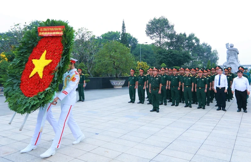 Đảng ủy, Bộ Tư lệnh Quân khu 7 viếng các anh hùng liệt sĩ tại Nghĩa trang liệt sĩ TP.HCM-quan-khu-7-vieng-nghia-trang-liet-si-tphcm14.JPG.JPG
