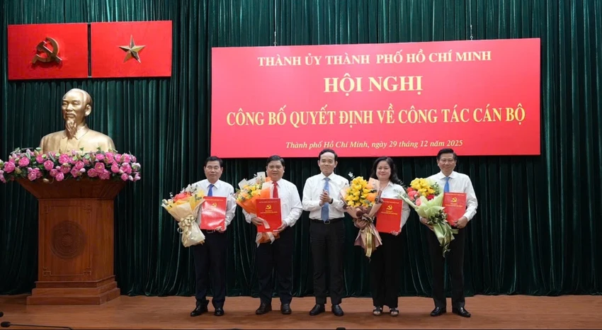TP.HCM chỉ định 3 Ủy viên Ban Thường vụ Thành ủy về cấp phường-quyet-dinh-can-bo-tphcm.jpg