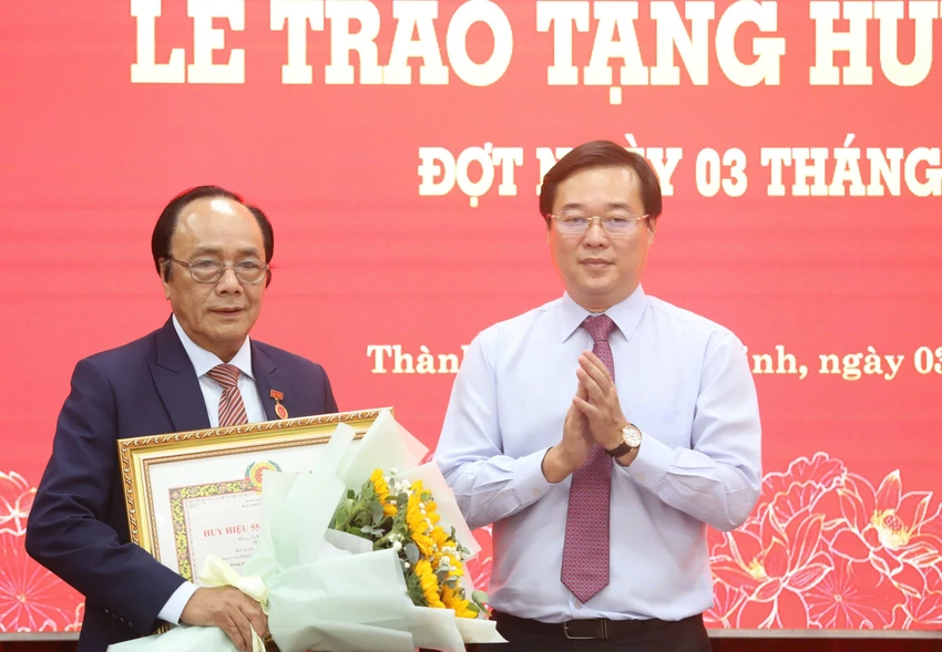 trao-huy-hieu-dang-tphcm.jpg