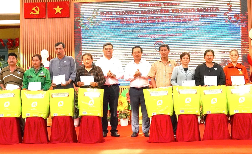 dai-tuong-nguyen-trong-nghia-tang-qua.jpg