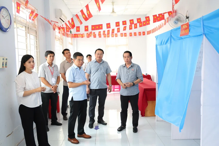 lanh-dao-tphcm-kiem-tra-bau-cu-6.jpg