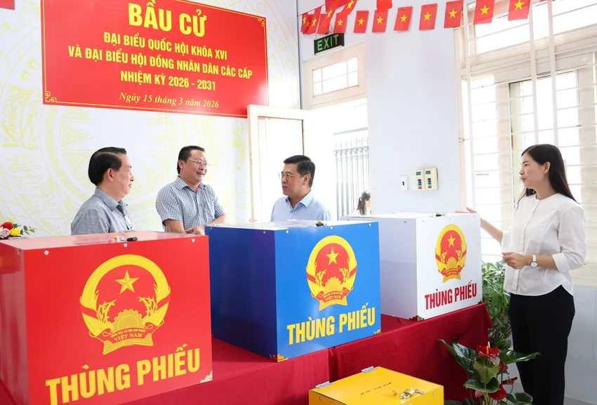 lanh-dao-tphcm-kiem-tra-bau-cu-8.jpg
