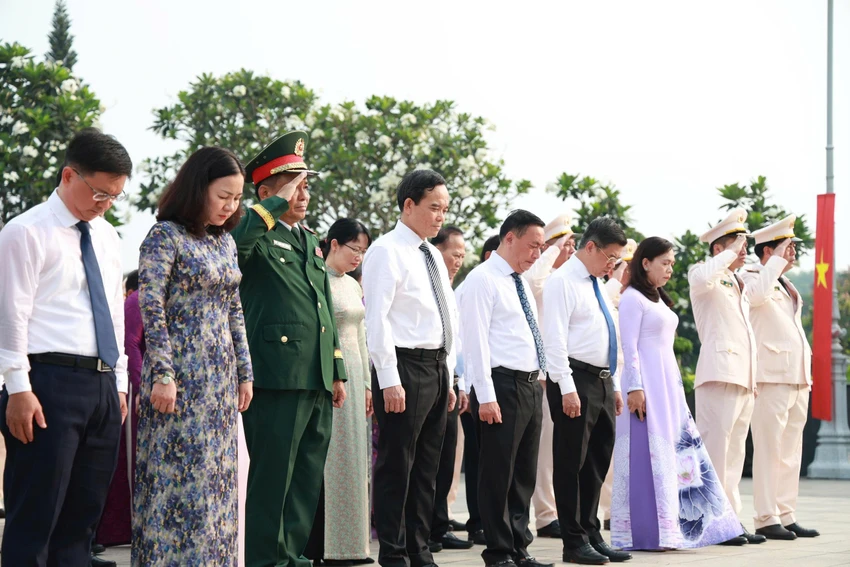 lanh-dao-tphcm-dang-huong-dang-hoa-30-4 (10).jpg