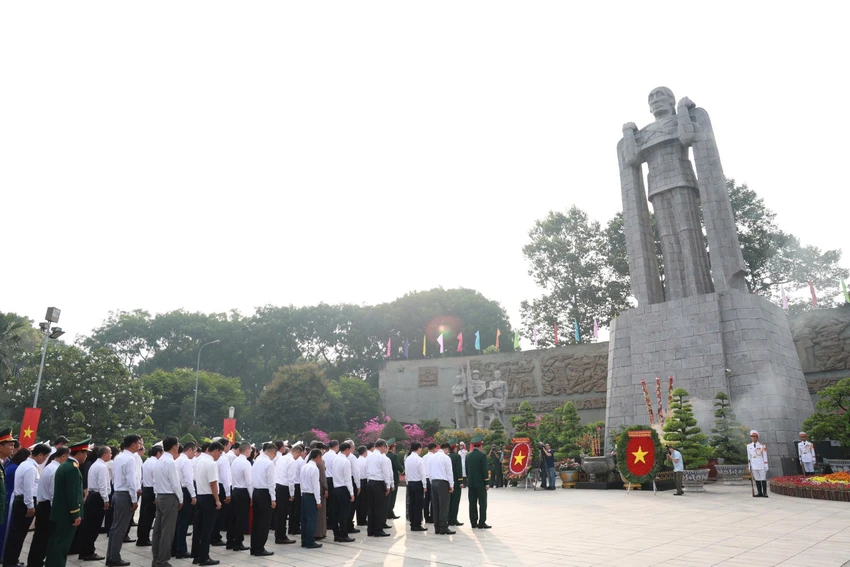 lanh-dao-tphcm-dang-huong-dang-hoa-30-4 (9).jpg
