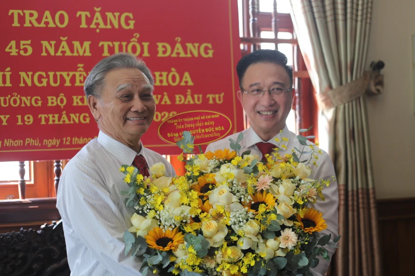 trao-huy-hieu-45-nam-tuoi-dang.JPG