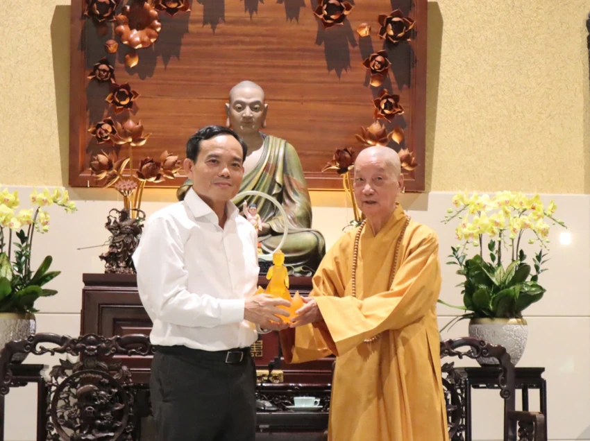 Bí thư Thành ủy TP.HCM Trần Lưu Quang thăm, chúc mừng Đại lễ Phật đản -phat-dan-Bi-thu-tran-luu-quang 2.jpg