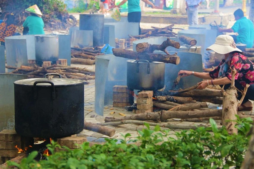 Những nồi bánh được nấu chín kỹ lưỡng để dâng cúng vua Hùng. Ảnh: THẢO PHƯƠNG Những nồi bánh được nấu chín kỹ lưỡng để dâng cúng vua Hùng. Ảnh: THẢO PHƯƠNG