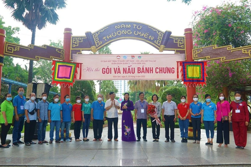 Hội thi Gói và trang trí mâm bánh dâng lên bàn thờ Quốc tổ tổ chức tại quảng trường vua Hùng. Ảnh: THẢO PHƯƠNG Hội thi Gói và trang trí mâm bánh dâng lên bàn thờ Quốc tổ tổ chức tại quảng trường vua Hùng. Ảnh: THẢO PHƯƠNG