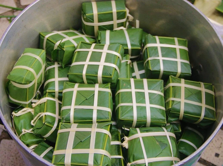 Bà Hà lần đầu tiên tham gia gói bánh chưng nên cảm giác rất phấn khởi. Ảnh: THẢO PHƯƠNG Bà Hà lần đầu tiên tham gia gói bánh chưng nên cảm giác rất phấn khởi. Ảnh: THẢO PHƯƠNG