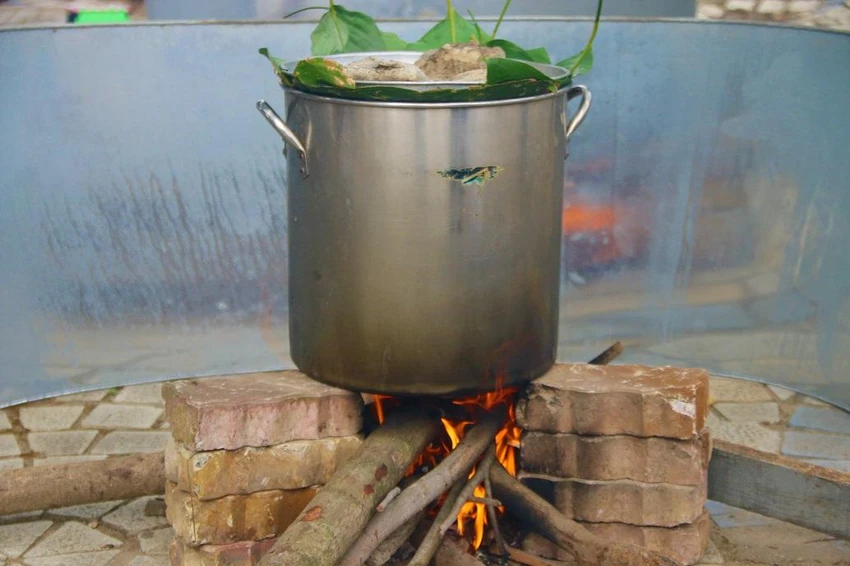 Nồi bánh chưng được nấu trong vòng từ 8 đến 10 tiếng. Ảnh: THẢO PHƯƠNG Nồi bánh chưng được nấu trong vòng từ 8 đến 10 tiếng. Ảnh: THẢO PHƯƠNG