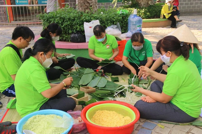 Mỗi phường sẽ gói và nấu 60 chiếc bánh chưng để dự thi. Ảnh: THẢO PHƯƠNG Mỗi phường sẽ gói và nấu 60 chiếc bánh chưng để dự thi. Ảnh: THẢO PHƯƠNG